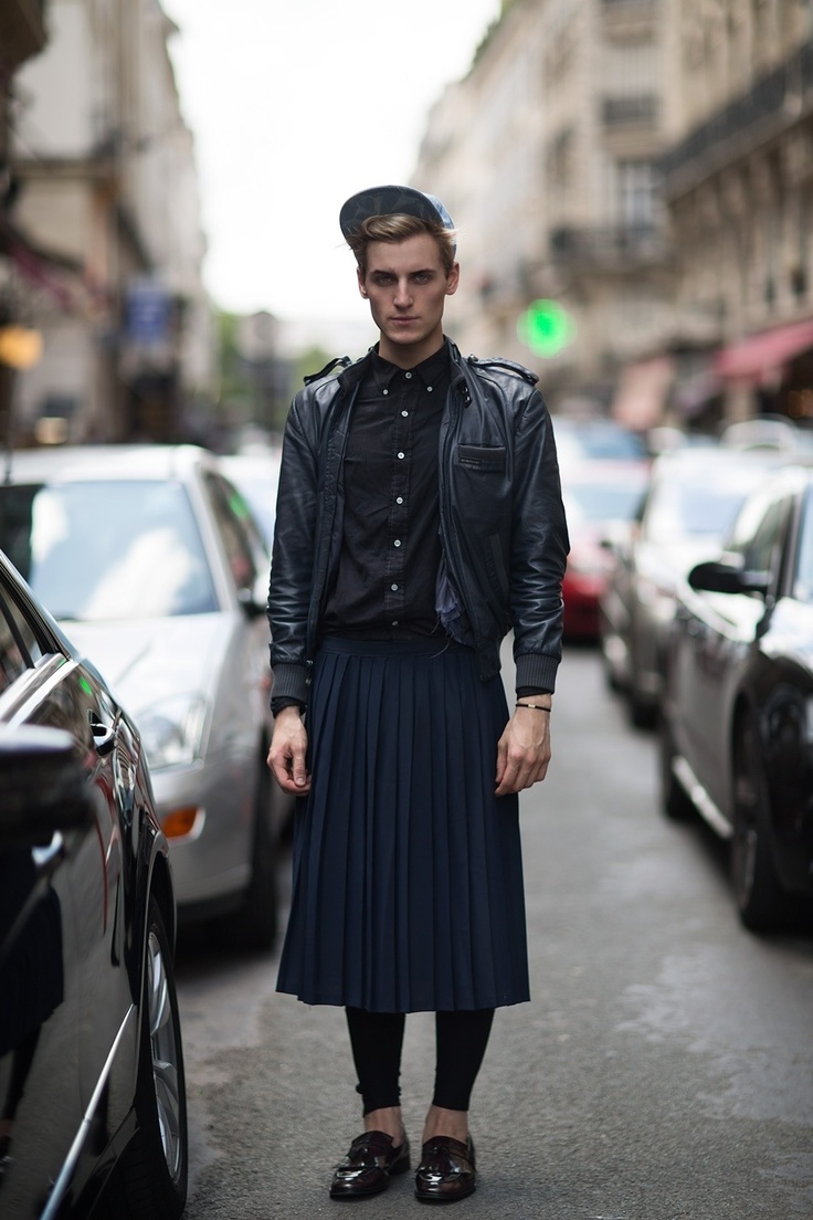 6.	Đàn ông mặc váy ở Italy: Đây có thể là điểm đến “nguy hiểm” đối với phái nam Scotland, hoặc bất cứ chàng trai nào thỉnh thoảng muốn chạy theo xu hướng thời trang. Nhà chức trách Italy có quyền bắt giữ nếu bạn là nam mà mặc váy ở nơi công cộng. 