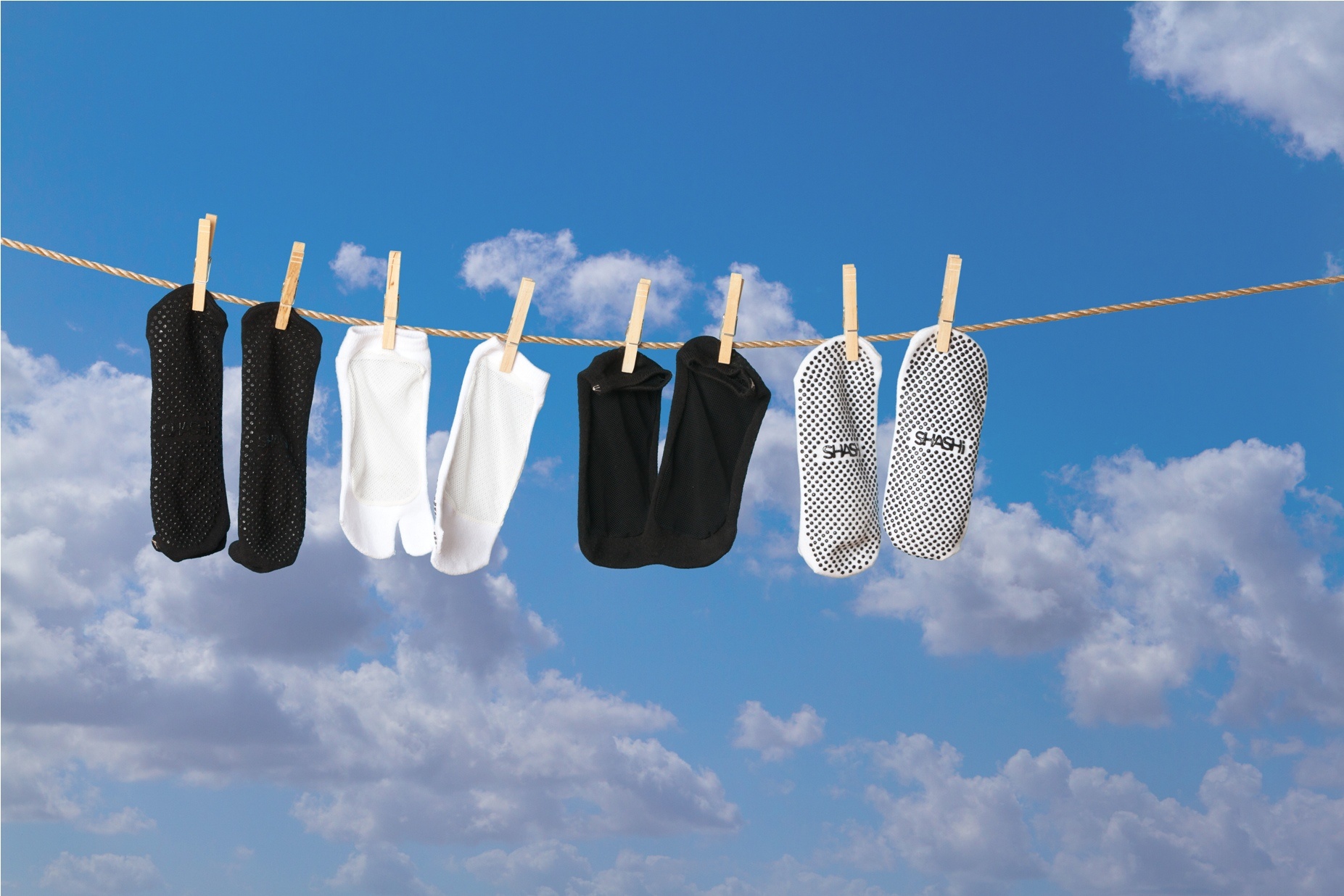 Lý do? “Ai muốn nhìn đôi tất trắng của bạn đung đưa trong gió giữa chuyến đi dạo cuối tuần chứ?”, tạp chí online Newly Swissed giải thích. Ảnh: Shashionline.