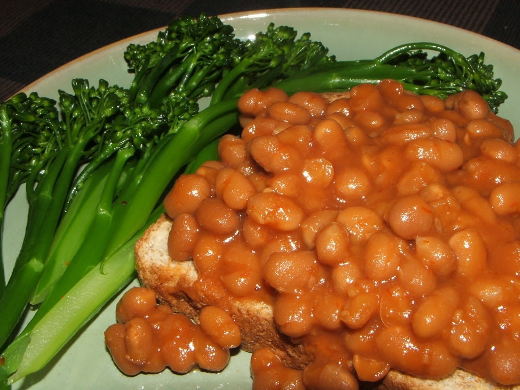 Ăn bánh mì: Ngoài trà, bánh mì là món ăn vặt phổ biến ở Anh. Một lát bánh mì thường được ăn kèm với bơ, mứt, đậu hoặc các món khác. Bánh mì không được nướng lên, giúp bơ không bị chảy. 