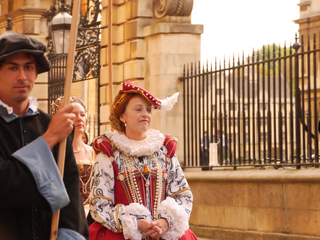 Phân chia giai cấp: Trong khi người Mỹ luôn cố gắng làm việc chăm  chỉ và quyết tâm cao độ để đạt được “giấc mơ Mỹ” thì người Anh coi đó là điều khôi hài, bởi với họ, đẳng cấp xã hội đã được phân chia rõ ràng. Có 3 tầng lớp và 7 giai cấp xã hội ở Anh: giới thượng lưu, trung lưu cố lập, trung lưu kỹ thuật, công chức mới nổi, giới lao động truyền thống, công chức ngành dịch vụ đang phát triển, và giai cấp vô sản. Sự phân biệt này thể hiện rõ ở cách nói năng, ăn mặc, sở thích, trình độ, tổ tiên, bạn bè, thậm chí cả đồ ăn của họ.