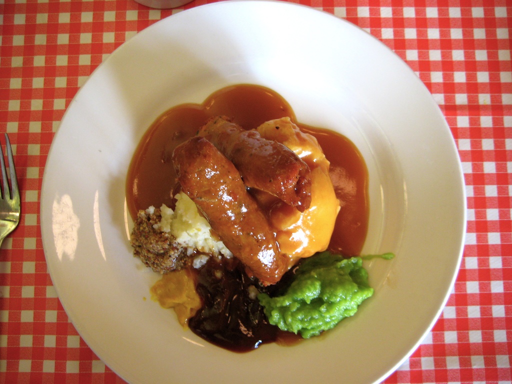 Ẩm thực: Ẩm thực Anh về cơ bản là khá đơn điệu. Thời trước, người Anh thường chỉ luộc cà rốt, đậu, khoai tây rồi nghiền ra. Một số vùng có nền ẩm thực phong phú có thể kể đến như London, còn Glasgow chủ yếu thiên về đồ chay.