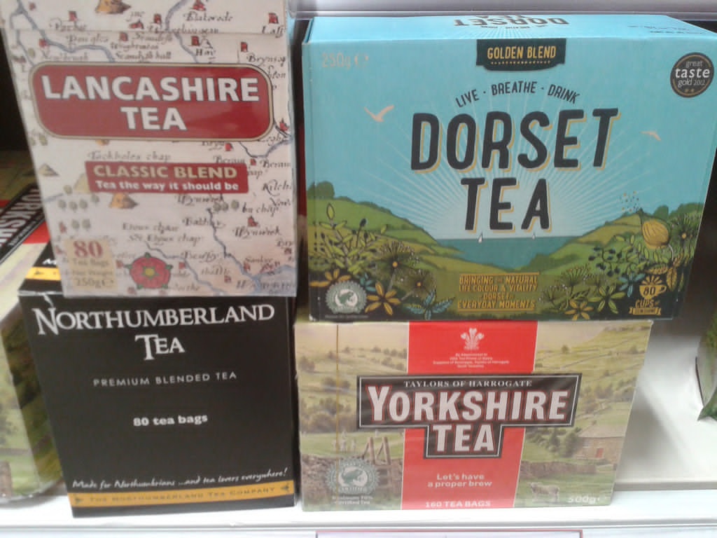 Thói quen uống trà: khoảng 53% dân số nước Anh uống trà. Mỗi ngày cả nước tiêu thụ hơn 165 triệu tách trà. Từ “trà” không đơn thuần nói về đồ uống mà còn có nghĩa là một thời điểm trong ngày, một bữa ăn chính, hay một bữa ăn nhẹ. Trà Anh chủ yếu là loại trà đen làm từ trà Ấn Độ, Sri Lanka hoặc Đông Phi. Người Anh thường uống trà với bánh quy và một số đồ ăn dễ tiêu.