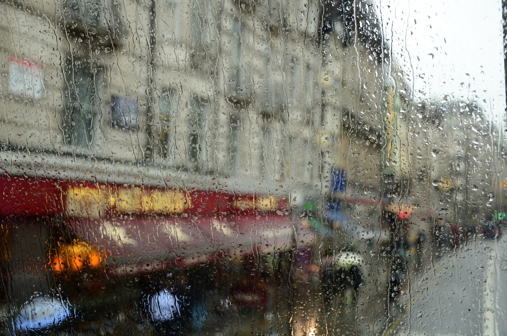 Ám ảnh về thời tiết: Phần lớn thời tiết ở Anh là mưa và tuyết. Thời tiết ảnh hưởng rất nhiều đến tâm trạng, sức khỏe, thu nhập, thậm chí cả nền kinh tế của quốc gia này. Một nghiên cứu cho thấy, cứ 6 tiếng/lần, hơn nửa dân số Anh thường chuyển sang đề tài thời tiết khi nói chuyện. Chủ đề thời tiết cũng là cách để thể hiện sự thân thiện và khiến câu chuyện không bị quá riêng tư.