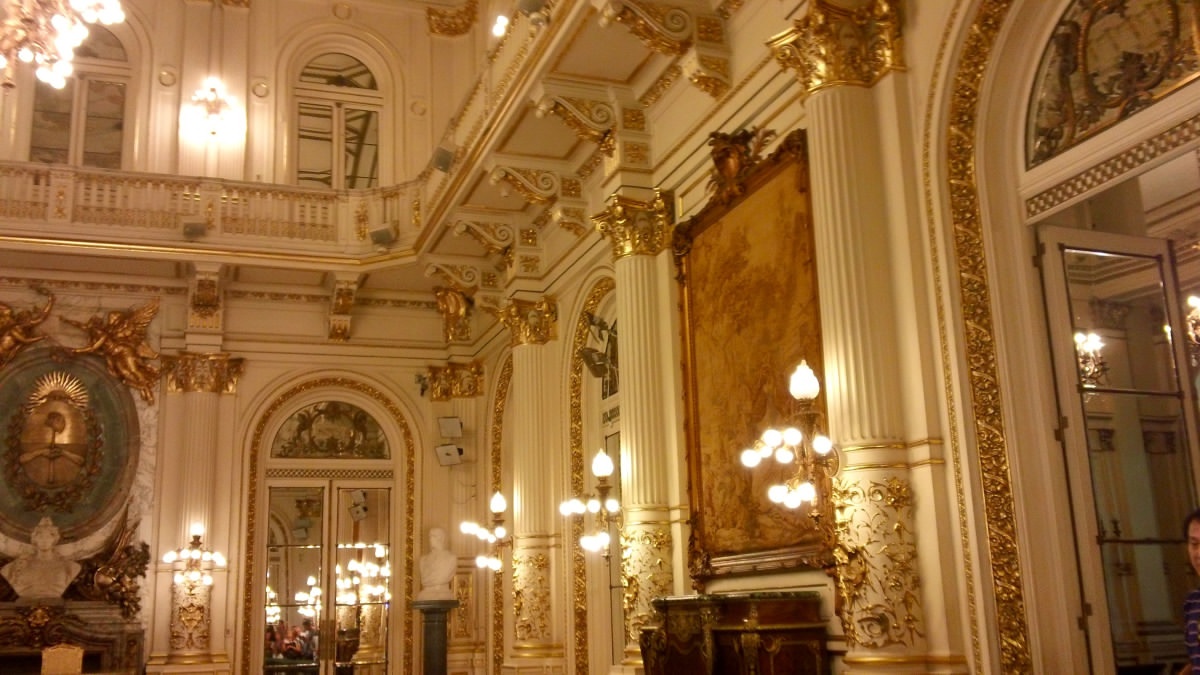 Casa Rosada, Buenos Aires, Argentina: Nếu Hàn Quốc có Nhà Xanh và Mỹ có Nhà Trắng, Argentina có Nhà Hồng. Có ý kiến cho rằng, Casa Rosada được sơn màu hồng phấn để xoa dịu những căng thẳng chính trị của các đảng đối lập trong nước. Ý kiến khác cho rằng, sơn có chứa thành phần huyết bò để chống ẩm.