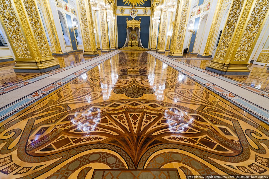 Điện Kremlin, Moscow, Nga: Nơi ở và làm việc của Tổng thống Nga có diện tích 275.000 m2, với 20 tháp canh nằm dọc theo tường thành. Điện gồm 5 cung điện, 4 nhà thờ và lấy Quảng trường Nhà thờ làm trung tâm.