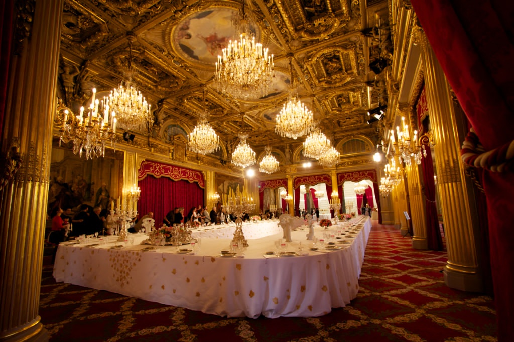 Điện Élysée, Paris, Pháp: Tọa lạc phố Faubourg-Saint-Honoré, cạnh đại lộ Gabriel và đại lộ Marigny, tất cả các phòng của điện nhìn ra công viên Elysée, trừ căn phòng Vestibule d’Honneur. Hai tòa nhà bên bao lấy sân điện là nơi đặt các phòng chính của các cố vấn tổng thống Pháp.