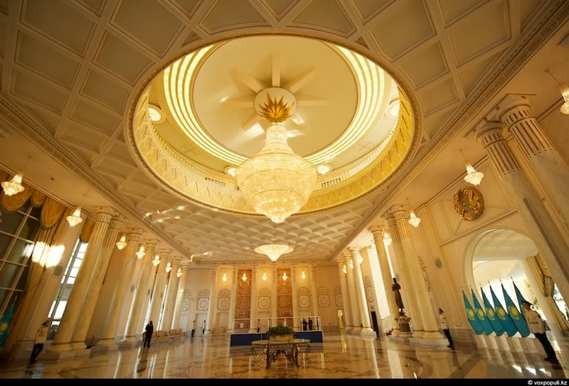 Phủ tổng thống Ak Orda, Astana, Kazakhstan: Đây là hình ảnh biểu trưng cho nền độc lập của quốc gia này, với kiểu kiến trúc pha trộn giữa kiến trúc Kazakhstan và kiến trúc phương Đông. Điểm nhấn của tòa nhà là mái vòm màu xanh dương, chóp màu vàng với biểu tượng mặt trời.