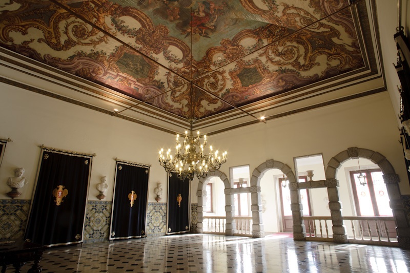 Phủ Belém, Lisboa, Bồ Đào Nha: Tòa nhà có hình chữ L, nằm trên một ngọn đồi thoai thoải nhìn ra Praça Afonso de Albuquerque, được sơn màu hồng lãng mạn.