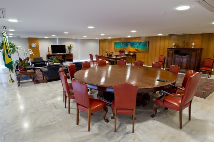 Palácio do Planalto, Brasilia, Brazil: Tòa nhà có diện tích 36.000 m2, với sự kết hợp của nét đơn giản và hiện đại trong kiến trúc. Bên trong sử dụng nội thất tương đối đơn giản.