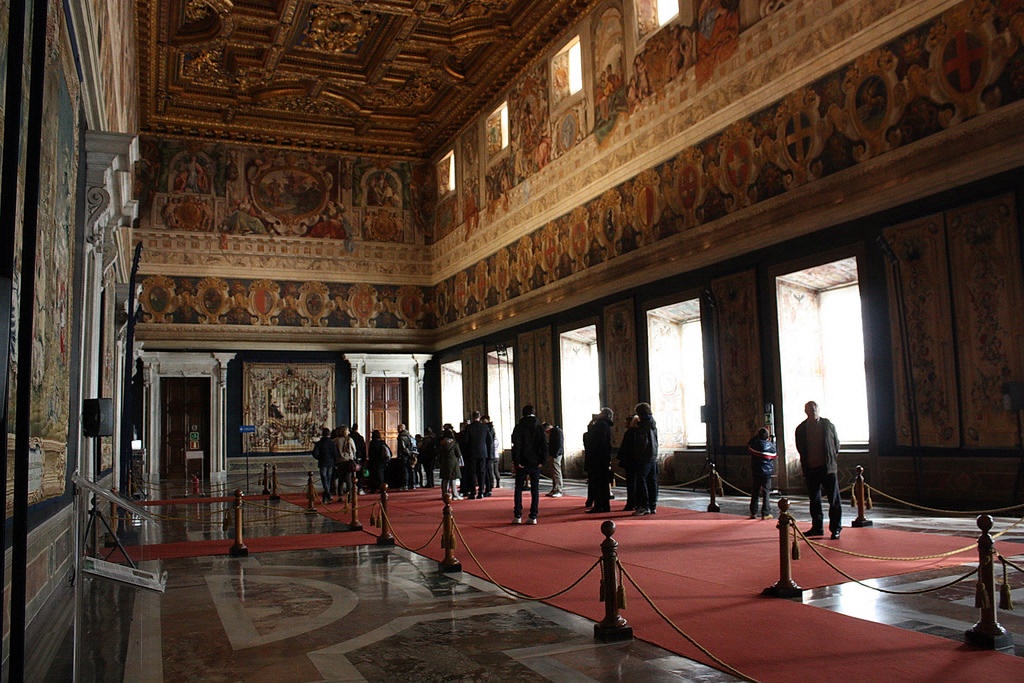 Palazzo del Quirinale, Rome, Italy: Tọa lạc ở ngọn đồi cao nhất thành Rome, đây là phủ thủ tướng lớn thứ 6 trên thế giới với diện tích 110.500 m2 và 1.200 phòng.