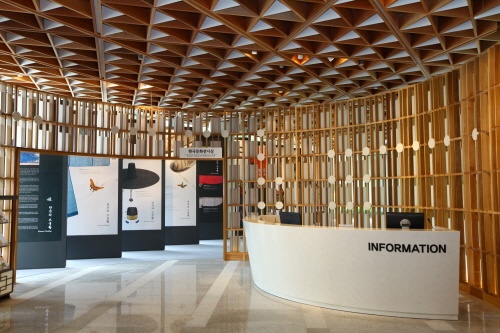 Cheong Wa Dae, Seoul, Hàn Quốc: Cheong Wa Dae (Nhà Xanh) là tổ hợp những tòa nhà có hình dáng và phong cách độc đáo, đặc biệt là mái lợp bằng 150.000 viên ngói màu xanh.