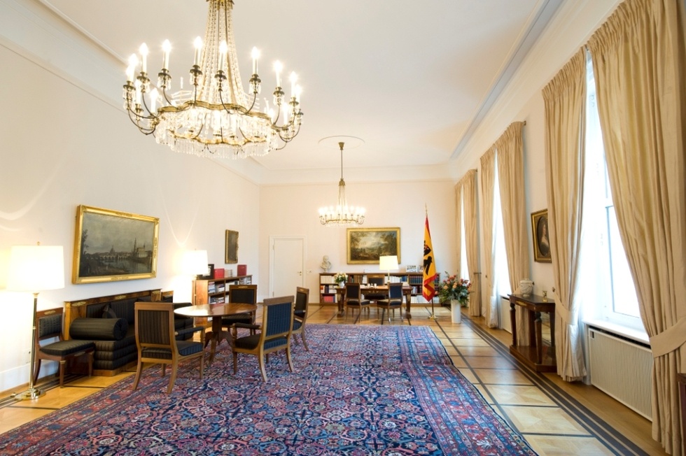 Schloss Bellevue, Berlin, Đức: Schloss Bellevue được xây năm 1786 bên bờ sông Spree làm nơi nghỉ hè cho hoàng tử Augustus Ferdinand và em trai vua Frederick II của nước Phổ. Đây là tòa nhà tân cổ đầu tiên ở Đức.