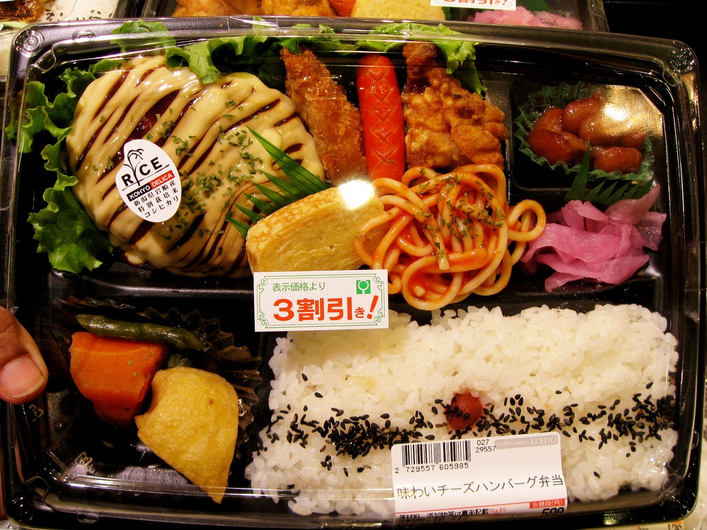 Mua bento giảm giá trong siêu thị.