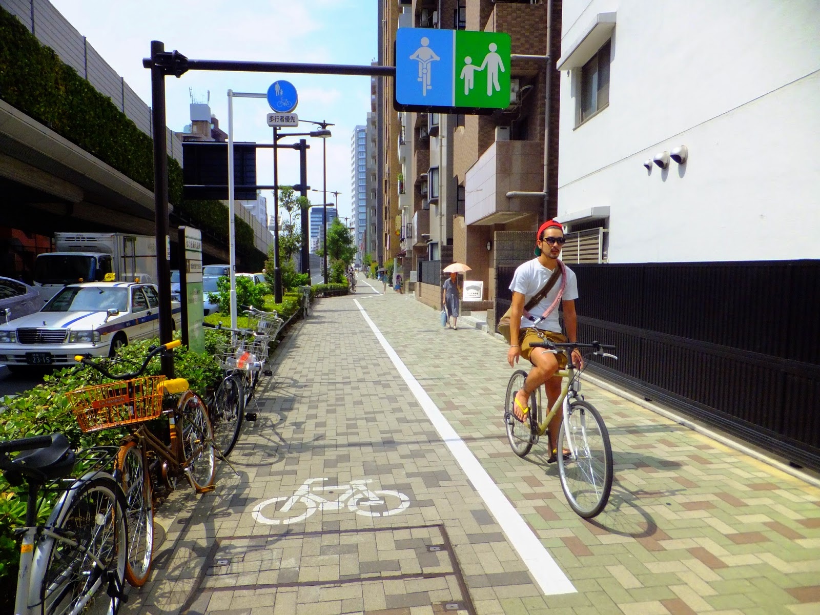 Du khách thong thả khám phá Tokyo trên chiếc xe đạp. Ảnh: Tokyobike.