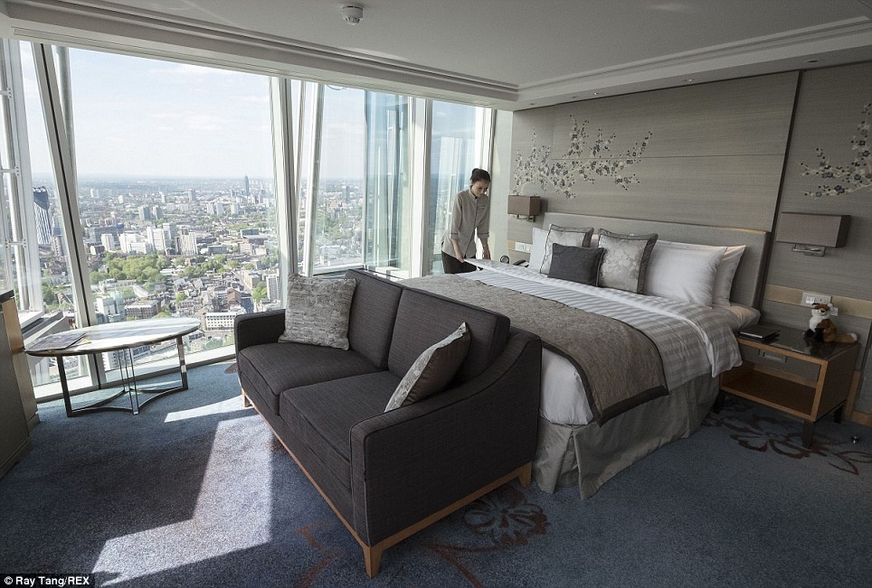 Ngoài Shangri-La Suite mới hoàn thành, khách sạn còn có một số dạng phòng suite cao cấp khác như London Suite, Westminster Suite... Trong trường hợp kinh phí không đủ, bạn vẫn có thể trải nghiệm khách sạn 5 sao ở trung tâm London, với giá phòng thường khoảng 450 bảng Anh một đêm (khoảng 15 triệu đồng).