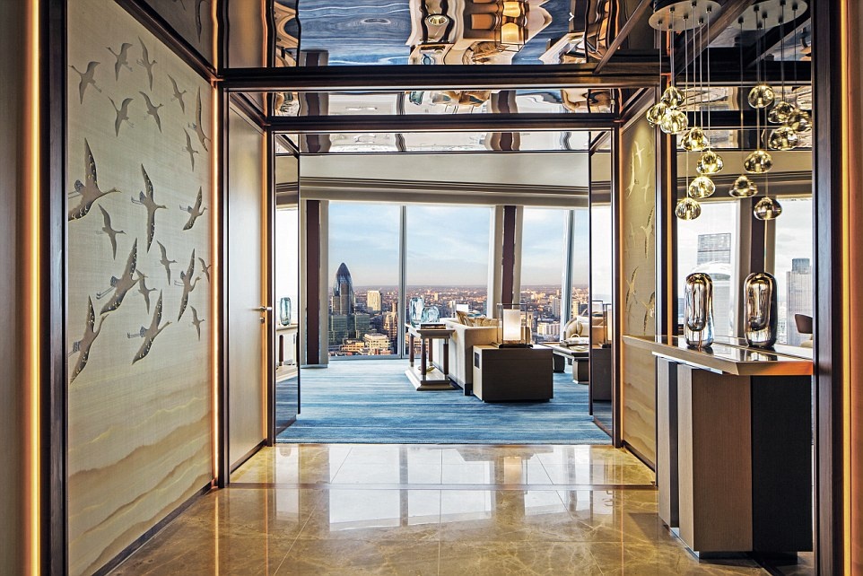 Toàn phòng suite rộng 188 mét vuông, gồm một phòng ngủ, phòng khách kiêm không gian làm việc, phòng ăn, phòng tắm, phòng thay đồ. Nếu muốn, bạn có thể yêu cầu mở rộng thêm phòng liền kề, biến thành 2 buồng ngủ, tổng diện tích sử dụng 232 mét vuông.