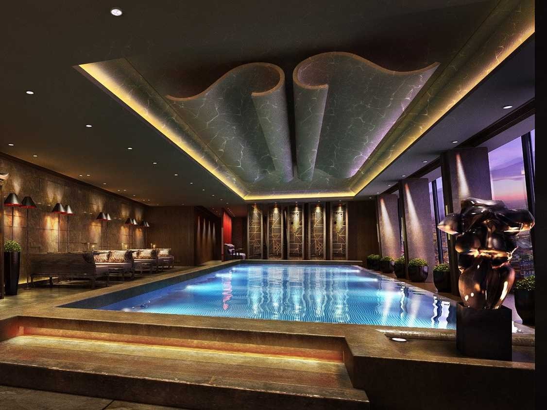 Bạn cũng có thể thư giãn ở bể bơi riêng của khách sạn, nằm ở tầng 52.  