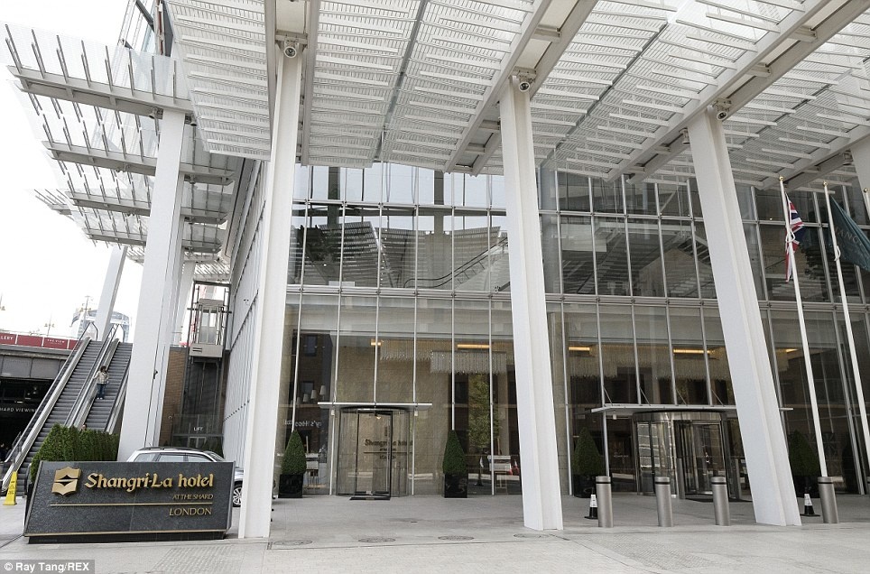 Khách đến Shangri-la không phải dùng thang máy chung của tòa nhà Shard. Một hệ thống thang máy tốc độ cao riêng ở phía đường St Thomas sẽ đưa khách lên thẳng quầy lễ tân ở tầng 35. 