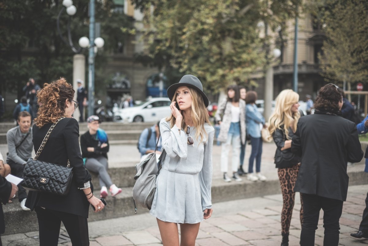 Danh tiếng lẫy lừng của Milan như kinh đô thời trang của thế giới thực sự đáng nể. Nơi đây sở hữu những tuần lễ thời trang thường niên, hàng nghìn trụ sở công ty chuyên ngành mặc đẹp, từ Dolce & Gabbana cho đến Versace. Nhưng Milan không chỉ là thành phố của thời trang cao cấp. Nó còn ghi điểm nhờ phong cách thời trang đường phố tinh tế, cá tính.