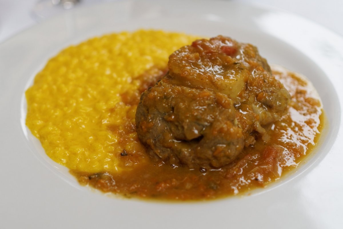 Ẩm thực mang phong vị miền bắc Italy của Milan rất nổi tiếng. Bạn chắc chắn nên thử những món nổi bật như món cơm risotto nấu với nước dùng chứa nhiều kem, món osso buco đặc sản Milan với thành phần chính là chân bê hầm, cùng với một ly rượu đỏ Italy thượng hạng. Ảnh: Shutterstock.