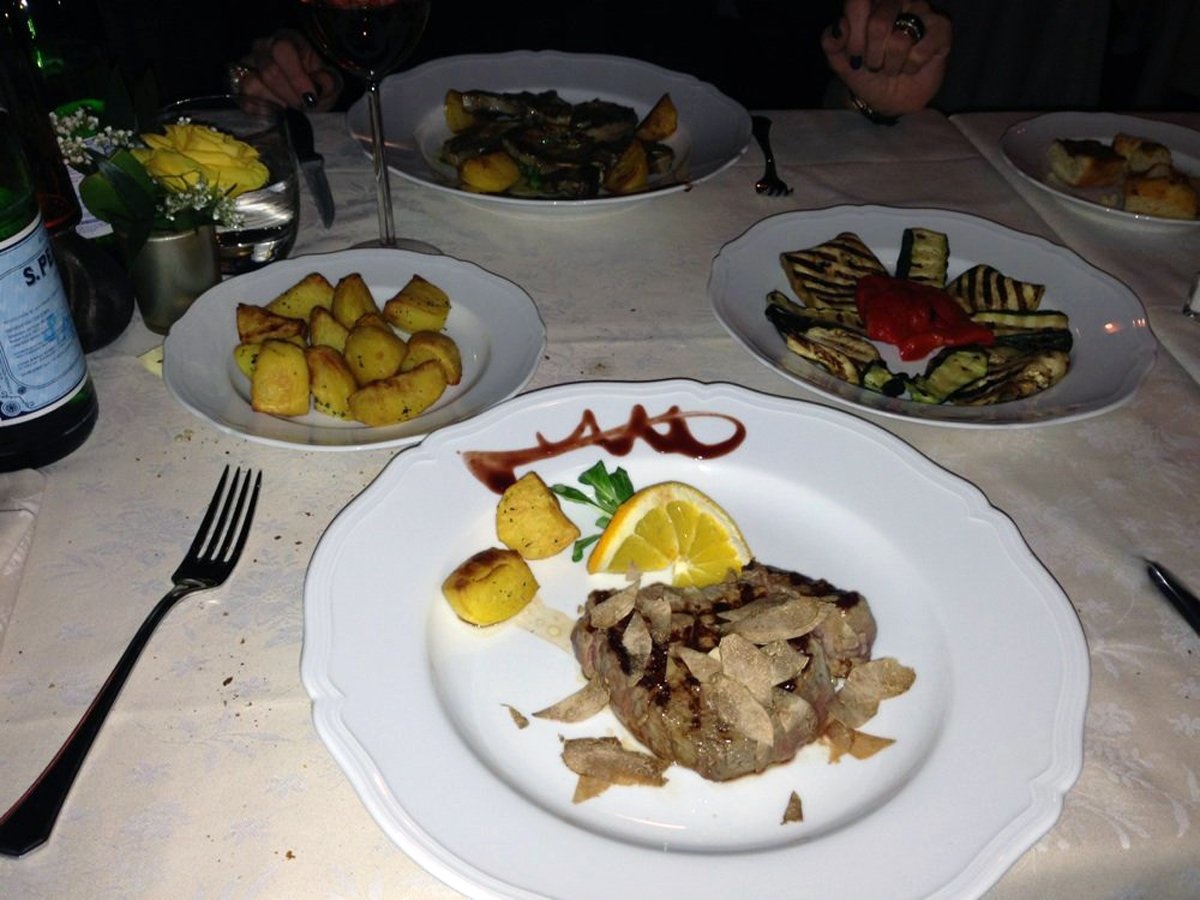 Du khách đừng quên đặt bàn ở Solferino, nhà hàng Milan cổ điển ở quận Brera. Món tủ của nhà hàng là osso bucco. Bạn nên để dành bụng để thưởng thức món bánh chocolate nấu chảy tráng miệng. Ảnh: Pelle P./Yelp.