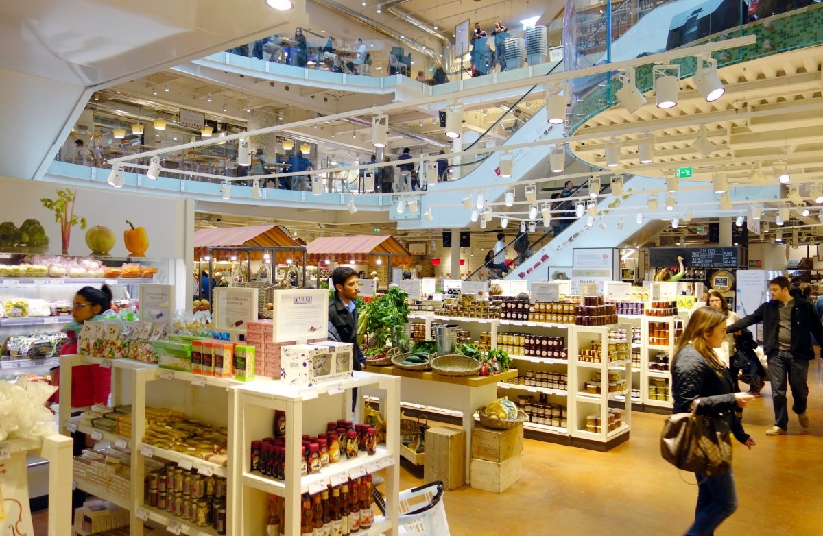Những người có tâm hồn ăn uống nên ghé vào Milan’s Eataly, một chi nhánh của thánh địa ẩm thực Italy vốn đã có mặt ở nhiều thành phố lớn trên thế giới, như New York và Chicago. Với diện tích 464 m2, Milan’s Eataly hấp dẫn khách hàng bằng Alice, nhà hàng dành cho dân sành ăn, và tháp nước làm từ chocolate. Ảnh: ValeStock/Shutterstock.