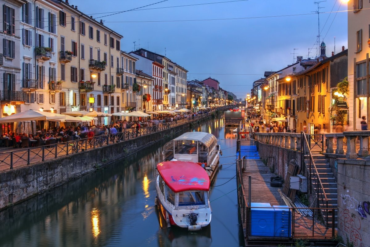 Để tận hưởng Milan về đêm, bạn nên dạo bước tới quận Navigli, nơi hội tụ dãy quán bar và nhà hàng dọc kênh đào cổ xưa của thành phố. Ảnh: Shutterstock.
