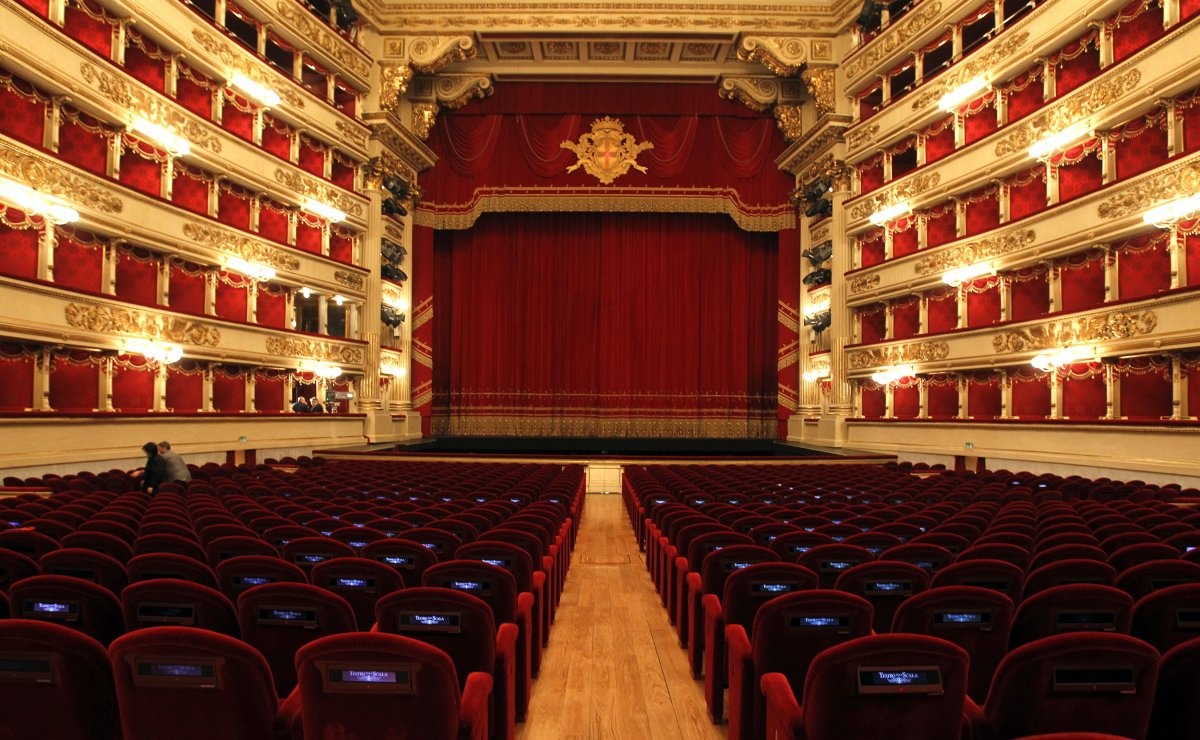 Hoặc bạn có thể mua vé xem chương trình ở La Scala, nhà hát opera nổi tiếng quốc tế. Từ năm 1778 tới nay, La Scala chỉ chấp nhận những nghệ sĩ hàng đầu tới đây biểu diễn. Ảnh: Reuters/Alessandro Garofalo.