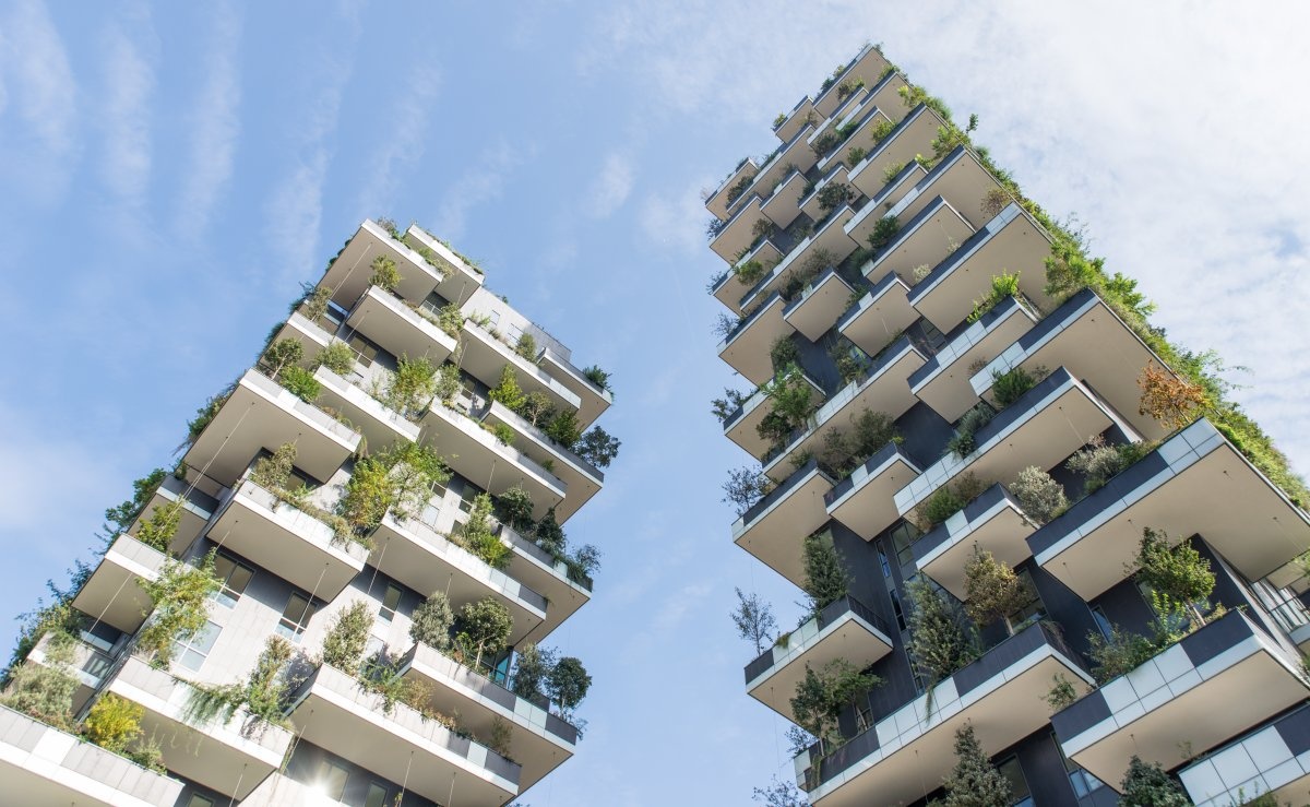 Du khách không nên bỏ lỡ cơ hội chiêm ngưỡng Bosco Verticale, cặp đôi tòa tháp kiêm nhà ở ấn tượng, được bao phủ bởi hàng trăm cây xanh. Cuối năm 2014, tác phẩm kiến trúc của quận Porta Nuova giành giải thưởng xây dựng International Highrise Award. Ảnh: oneinchpunch/Shutterstock.