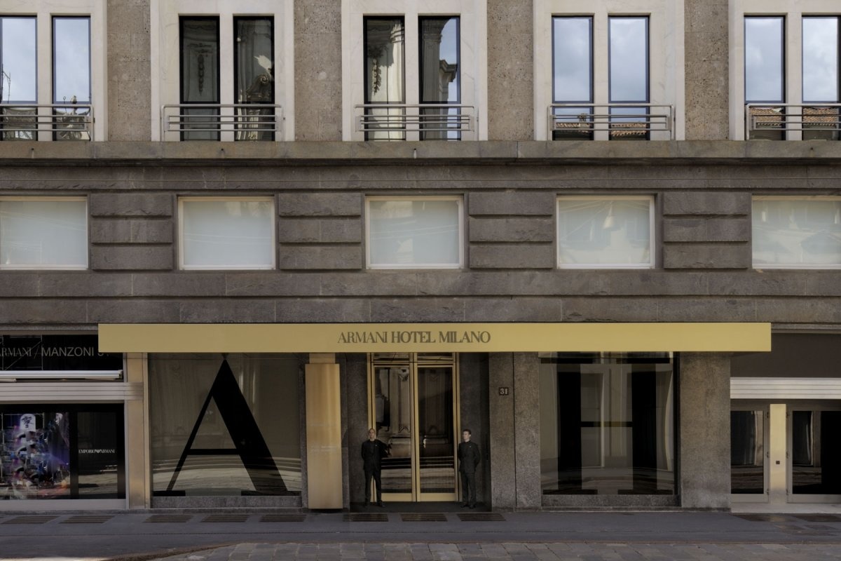 Thời trang có mặt ở khắp nơi, chứ không chỉ đơn thuần trong phạm vi ăn mặc. Một số khách sạn hàng đầu của thành phố còn mang tên tên nhà tạo mẫu, như Armani Hotel, Bulgari Hotel. Nhà hàng Nhật Nobu đang được ưa chuộng ở Milan còn đặt trong không gian của một cửa hàng hiệu Emporio Armani. Ảnh: Armani Hotel Milano.