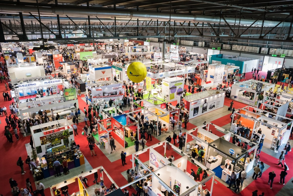 Thành phố còn nổi tiếng với hội chợ đồ nội thất lớn, diễn ra vào tháng 4 hàng năm. Hàng nghìn thương hiệu trên thế giới sẽ hội tụ về đây, khoe xu hướng, sáng tạo mới nhất trong nội thất, đèn và trang trí. Ảnh: Eugenio Marongiu/Shutterstock.