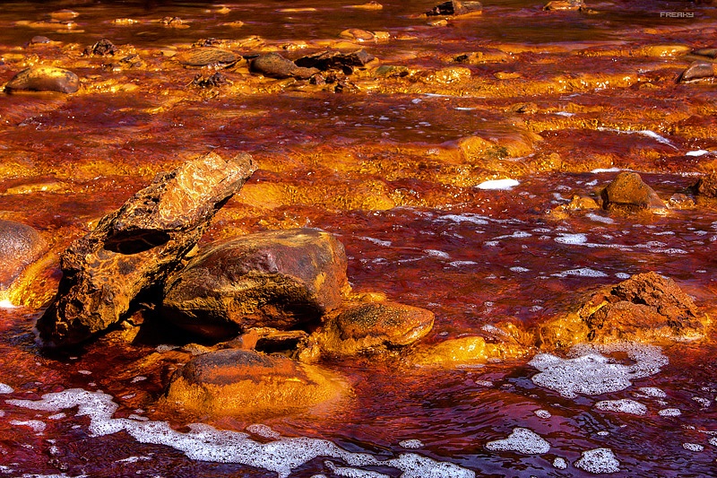 Sông Rio Tinto, Tây Ban Nha: Dòng sông chảy từ dãy núi Sierra Morena ở Andalusia có màu đỏ đặc biệt do nồng độ axit trong nước sông rất cao, độ PH từ 1.7 – 2.5. Nước sông còn giàu các loại kim loại nặng như vàng, bạc, đồng. Là nạn nhân của 5.000 năm khai mỏ, dòng sông hiện nay bị ô nhiễm trầm trọng.