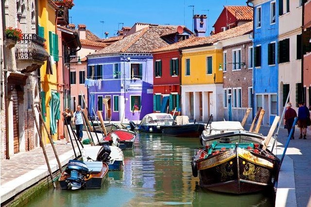 Via Galuppi, Burano, Italy: Venice nổi tiếng với những con kênh đào tuyệt đẹp, nhưng ấn tượng hơn cả chính là hòn đảo nhỏ có tên Burano. Tất cả các căn nhà trên hòn đảo rộng 21 ha này đều được sơn bằng những màu sắc rực rỡ như đỏ, vàng, xanh, lam, hồng... Phần lớn hệ thống nhà cửa trên đảo là các khu nhà ở của người dân xen kẽ với một vài không gian trồng cây xanh nhỏ nhắn xen kẽ. Phố chính trên đảo Via Galuppi với các cửa hàng lưu niệm, bar, nhà hàng cũng được sơn phết sặc sỡ. Tương truyền những ngôi nhà này được sơn để dễ phân biệt trong mùa sương mù.