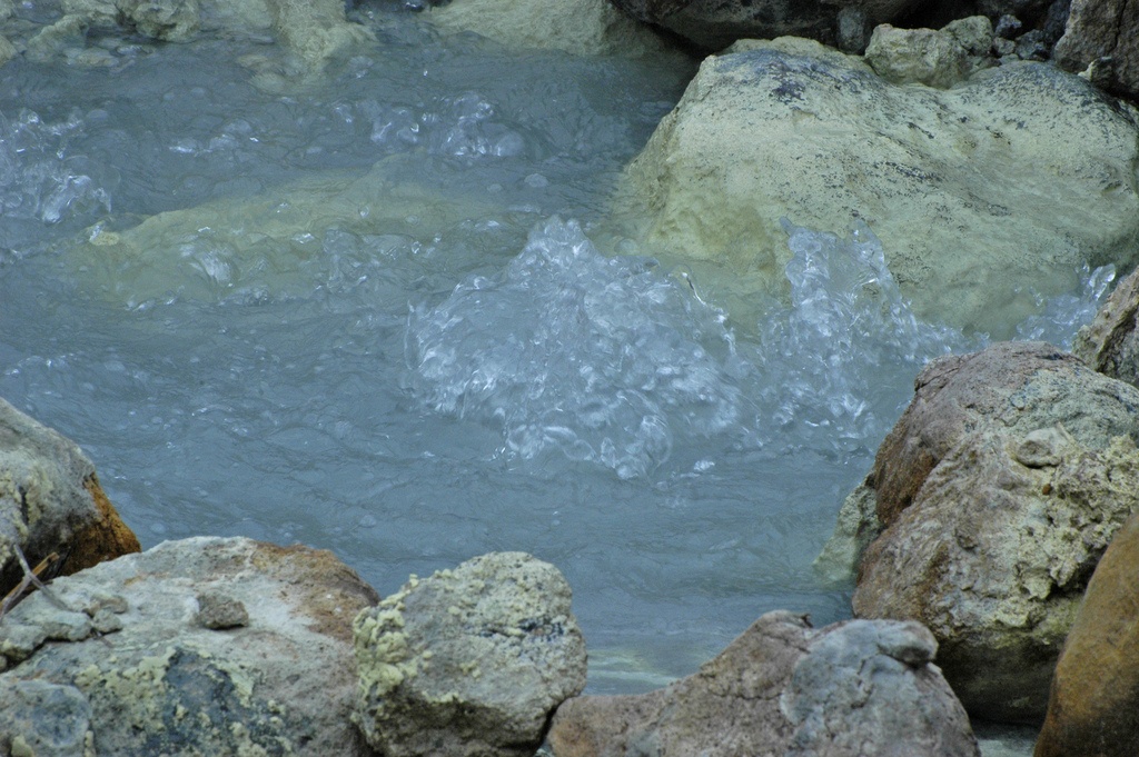 Hồ sôi sục (Boiling Lake), Dominica: Nằm trong công viên quốc gia Morne Trois Pitons, đây là hồ nước nóng lớn thứ 2 thế giới. Nước trong hồ luôn duy trì nhiệt độ từ 82 – 92 độ C, riêng ở giữa hồ còn cao hơn nhiều và luôn sôi sùng sục. 