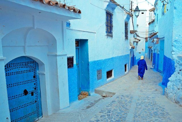 Rue Targui, Chefchaouen, Morocco: Nằm trên vùng núi heo hút, thành phố này cách biệt thế giới trong gần nửa thiên niên kỷ và có màu xanh dương đặc trưng. Màu sơn này được dùng để chống muỗi. Rue Targui là con phố chính với những hẻm ngõ ngoằn ngoèo cùng màu thiên thanh tuyệt đẹp.