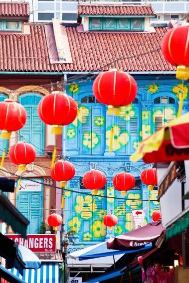 Phố Trengganu, Singapore: Khu phố Tàu ở Singapore không chỉ nổi tiếng với những quầy bán đồ ăn, cửa hàng cửa hiệu, tiệm xăm henna mà còn hấp dẫn du khách bởi những chiếc đèn lồng đỏ điệu đà.