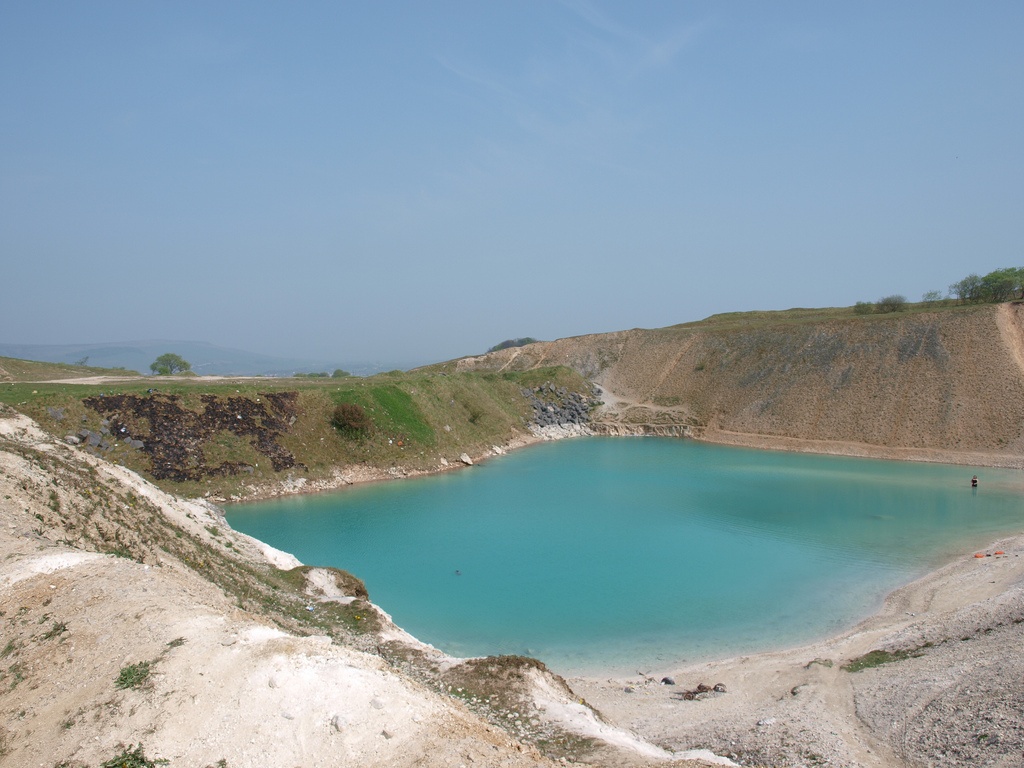 Hồ Xanh (Blue Lagoon), Derbyshire, Anh: Đây là một mỏ đá bỏ hoang ở Harpull Hill bị ngập nước và trở thành địa điểm bơi lội yêu thích của cư dân địa phương. Hồ có màu xanh biếc tuyệt đẹp, nhưng đặc biệt nguy hiểm và độc hại tương đương ammoniac với nồng độ PH lên tới 11.3, gây nấm da và các bệnh về dạ dày. Hồ còn chứa các chất thải như phụ tùng ô tô, xác động vật và phân. Để ngăn mọi người đến đây bơi lội do không ý thức được độ nguy hại của hồ, chính quyền quyết định nhuộm hồ thành màu đen.