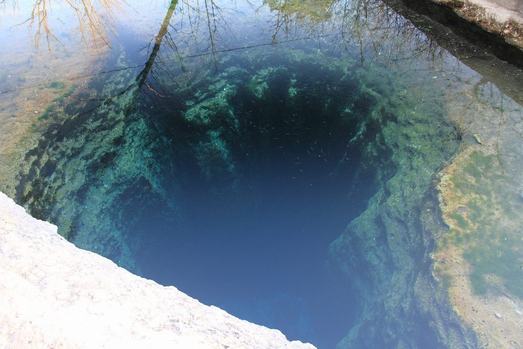 Giếng Jacob, Texas, Mỹ: Đây được coi là một trong những nơi lặn nguy hiểm nhất thế giới. Độ sâu 9 m là khoang đầu tiên. Khoang tiếp theo có độ sâu 24 m tính từ mặt nước, và nguy hiểm bắt đầu từ điểm này do thợ lặn có thể không tìm được lối ra. Giếng còn có khoang 3 và 4, với độ sâu tổng cộng 40 m.