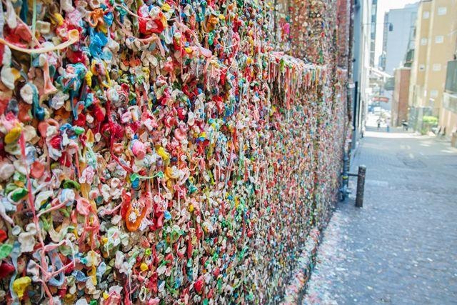 Post Alley, Seattle, Mỹ: Bức tường kẹo cao su sặc sỡ là điểm nhấn của con phố này hình thành vào đầu những năm 1990 khi hàng dài người sốt ruột chờ đợi mua vé xem hài kịch ở nhà hát Seattle Theatresports. Lúc đầu, người ta gắn kẹo cao su cùng với đồng xu nhỏ vào tường, nhưng theo thời gian, các đồng xu bị cậy mất và chỉ còn lại bã kẹo cao su. Ngày nay, nhai kẹo cao su rồi trét bã lên tường dường như đã trở thành “nghi thức” của du khách khi đến đây.