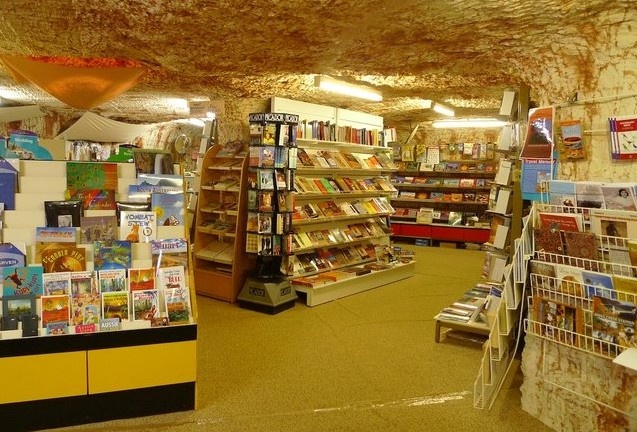 Coober Pedy, Australia – thị trấn dưới lòng đất: Dân số thị trấn là 3.500 người, rất nhiều trong số đó sống dưới lòng đất. Đây là nơi có nhiều đá opal chất lượng cao, bởi vậy thị trấn còn có tên gọi “thủ phủ đá opal của thế giới”. Nhiều thạp kỷ trước, những người thợ mỏ đào đá quý dưới lòng đất và quyết định biến khu vực được đào thành nơi ở. Do những bức tường đá làm mát không gian vào mùa hè và giữ ấm vào mùa đông, người dân ở đây tiết kiệm được kha khá tiền điện.