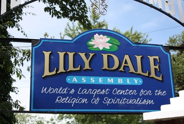 Lily Dale, New York, Mỹ - thị trấn tâm linh: Thị trấn với dân số 200 người này nổi tiếng vì theo thuyết tâm linh với rất nhiều nhà pháp sư, ngoại cảm... Mỗi năm có khoảng hơn 20. 000 du khách đổ tới thị trấn đây để tham gia các lớp học, hội thảo nhằm học cách chữa bệnh và giao tiếp với các linh hồn ở thế giới bên kia.