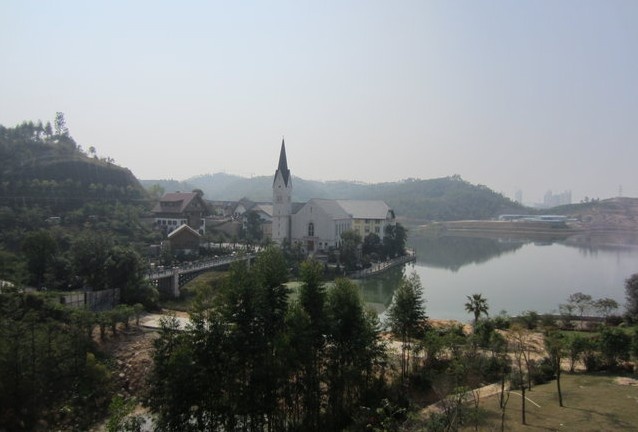 Hallstatt, Trung Quốc – thị trấn làm giả: Đây là thị trấn “nhái” với phiên bản thật ở Áo. Thị trấn được xây dựng năm 2012 bởi một công ty khai mỏ có tên China Minmetals, và chỉ mất 1 – 2 năm để hoàn thành. Theo thống kê, chỉ có chưa tới 50 khách du lịch đến thăm Hallstatt thật vào năm 2005, nhưng hiện nay có đến hàng ngàn khách du lịch Trung Quốc bay đến Áo để thăm Hallstatt giả hằng năm.