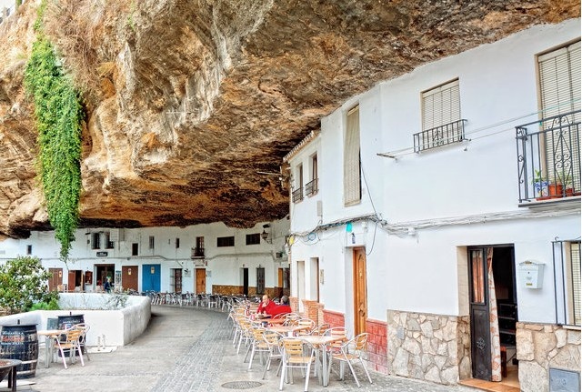 Setenil de las Bodegas, Tây Ban Nha – thị trấn núi đè: Thị trấn độc đáo nằm nép dưới một quả núi có tên Cadiz ở phía tây bắc thành phố Ronda, Tây Ban Nha, nổi tiếng với các sản phẩm từ thịt, các quán bar, nhà hàng đẳng cấp.