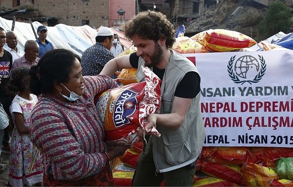 Kỹ năng y tế: Ngay cả những kỹ năng cơ bản nhất về y tế cũng vô cùng quan trọng, không chỉ với người khác, mà với chính bạn, đặc biệt khi bạn đến một nơi mà khả năng bị thương là không tránh khỏi. Bởi vậy, bạn cần biết cách xử lý khi bị chấn thương và khi người khác cần bạn giúp đỡ. Bạn có thể đến Hội chữ thập đỏ, Phòng cháy chữa cháy hoặc trung tâm y tế gần nhất để tham gia một khóa học cơ bản về y tế.