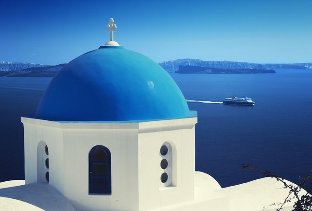Nhà thờ Blue Domed, Santorini, Hy Lạp hòa vào sắc xanh của trời và biển.