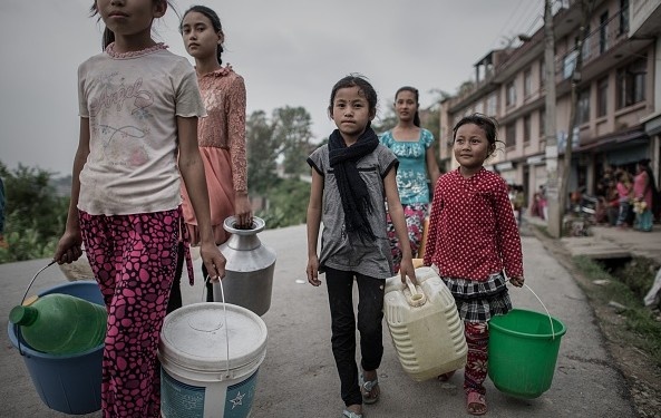 Kiến thức về thực phẩm, nước sạch và vệ sinh: Với tình hình hiện tại của Nepal, tình trạng mất nước hoặc nước bị ô nhiễm là vô cùng nghiêm trọng. Hệ thống xử lý nước thải, lưới điện bị phá hủy. Đường xá bị vỡ nát, nhiều nơi không thể tiếp cận nổi ngoại trừ đi bộ. Các dịch vụ của chính phủ cũng bất lực. Đây là lúc bạn cần biết làm thế nào để làm sạch nước, trữ nước và chuẩn bị đồ ăn mà không có điện. Rác thải cũng phải được xử lý để ngăn tình trạng nhiễm khuẩn và lây lan của bệnh tật. Nếu không có những kiến thức này, thảm họa sẽ còn trở nên tồi tệ hơn rất nhiều.