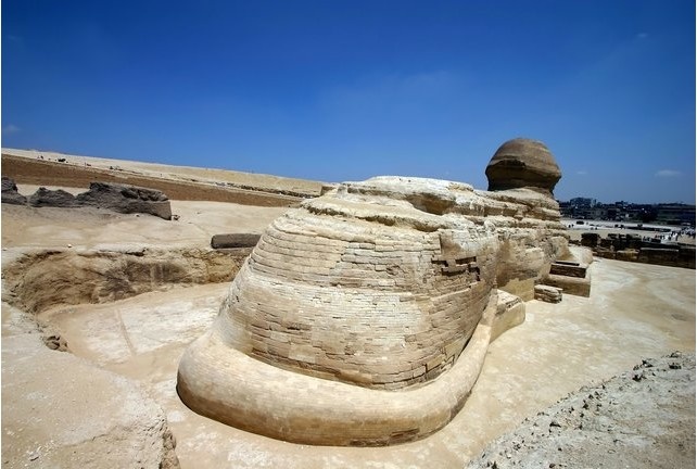 Khó có thể hình dung đống gạch này chính là phía sau tượng nhân sư Giza, Cairo, Ai Cập.