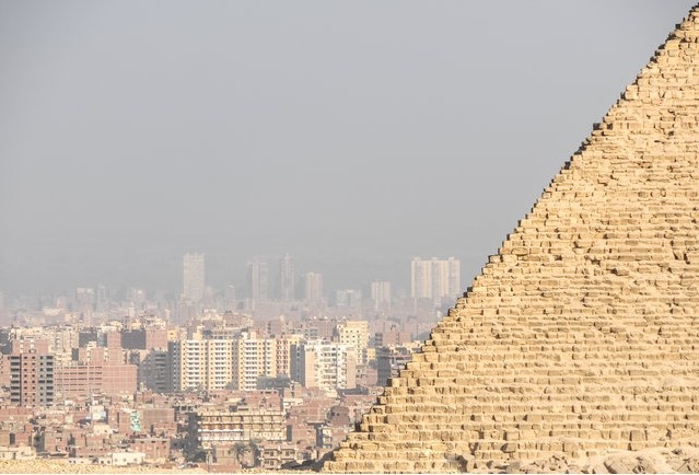 Kim tự tháp Giza trông như một bức tường gạch.
