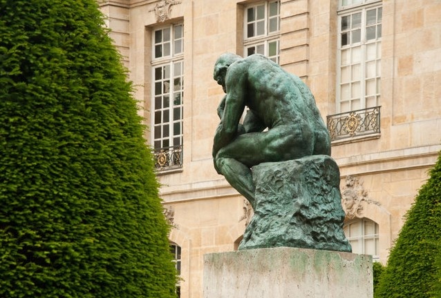 Tượng người suy tưởng, Paris, Pháp có dáng điệu không mấy mượt mà.