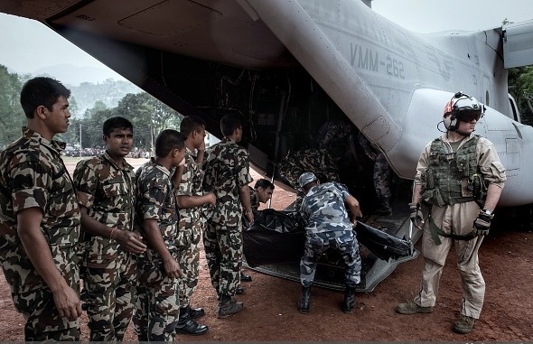 Bạn cần được đào tạo và tham gia một tổ chức nào đó: Hầu hết các tổ chức đều có các chương trình đào tạo cho tình nguyện viên. Điều tệ nhất là bay đến vùng thảm họa mà hoàn toàn không được huấn luyện gì cả. Bạn nên tham gia một khóa học phù hợp với bản thân để trang bị kiến thức, kỹ năng cần thiết trước khi làm tình nguyện viên.